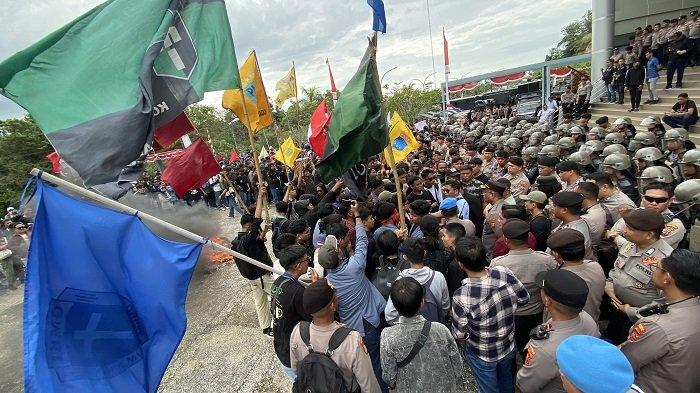 Demo Mahasiswa di DPRD Sulut 1