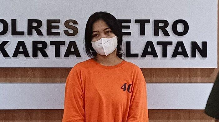 Denisa Agustin alias DA Mahasiswi Cantik yang Ditangkap Atas Penipuan Tiket Konser Coldplay. Raup Untung Rp 1,2 Miliar.