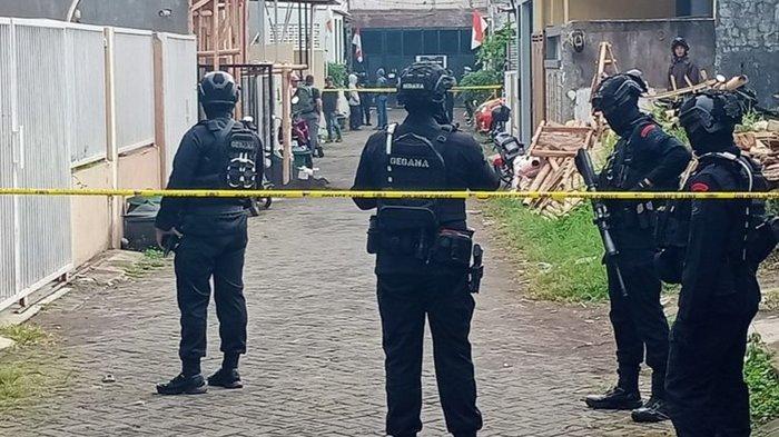 Densus 88 Tangkap Teroris di Kota Batu dan Solo.