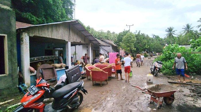 Dampak banjir di Desa Tumpaan, Kecamatan Kakas, Kabupaten Minahasa, Sulawesi Utara, Kamis (13/6/2024).