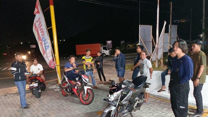 Personel Polres Minut olah TKP pelemparan batu di Desa Matungkas, Kecamatan Dimembe, Kabupaten Minahasa Utara, Sulawesi Utara, Sabtu (23/9/2023).