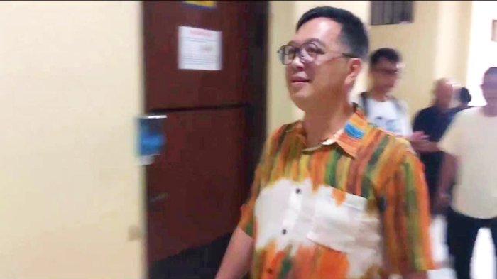 DIPERIKSA: Direktur PD Pasar Manado Lucky Senduk saat datang di Polda Sulut untuk diperiksa penyidik Subdit Tindak Pidana Korupsi (Tipidkor) pada Kamis (24/4/2025) siang.