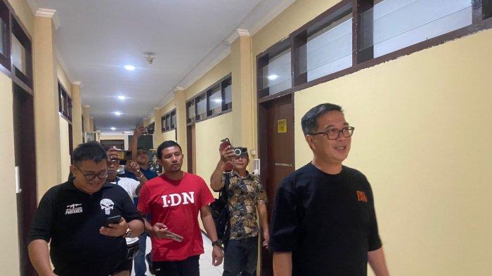 Dirut PD Pasar Manado, Lucky Senduk saat keluar dari ruangan penyidik Subdit Tipidkor Polda Sulawesi Utara