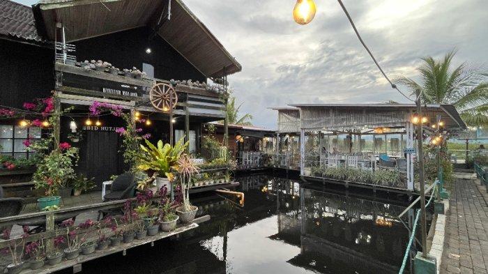 KULINER - Ditengah menjamurnya Cafe di Tondano, Minahasa, Sulawesi Utara, Cafe Wale Walanda menawarkan sesuatu yang berbeda. Cafe Wale Walanda hadir dengan menawarkan pengalaman bersantap yang tak terlupakan dengan panorama Telaga dan persawahan Tondano yang menakjubkan sebagai latar belakangnya.
