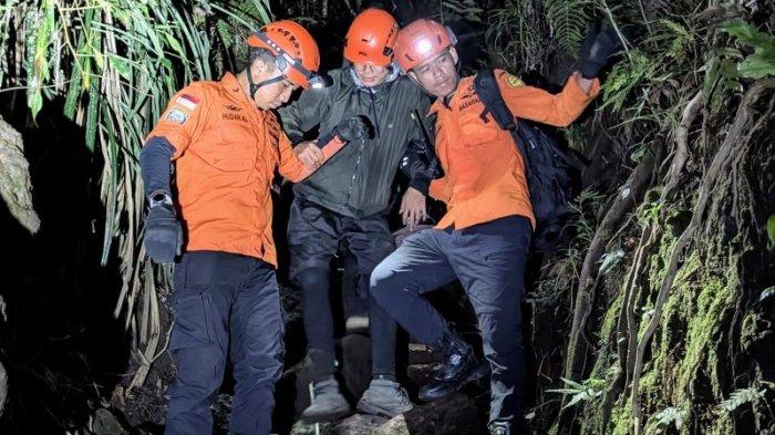 PROSES EVAKUASI - Pendaki yang mengalami cedera pada pergelangan kaki kiri dan kanan di Pos 5 Gunung Klabat, Kabupaten Minahasa Utara, Provinsi Sulawesi Utara berhasil di evakuasi oleh Basarnas Manado.