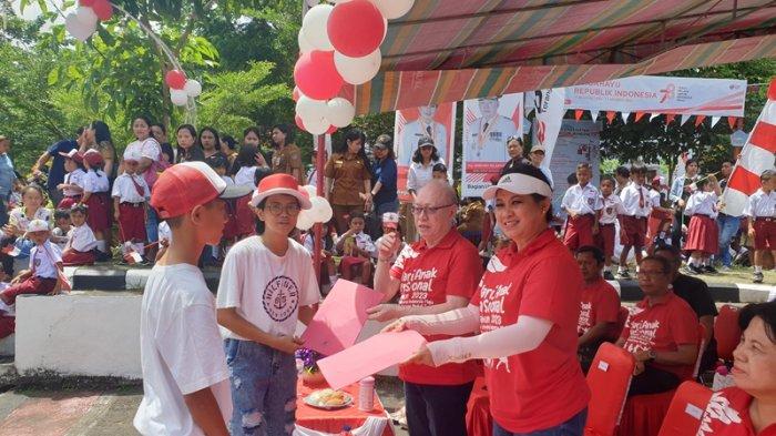 Dua perwakilan Forum Anak Daerah Kepulauan Sitaro ketika menyerahkan suara hati kepada Bupati Sitaro, Evangelian Sasingen dan Wakil Bupati Sitaro, John Palandung, Selasa (15/8/2023).