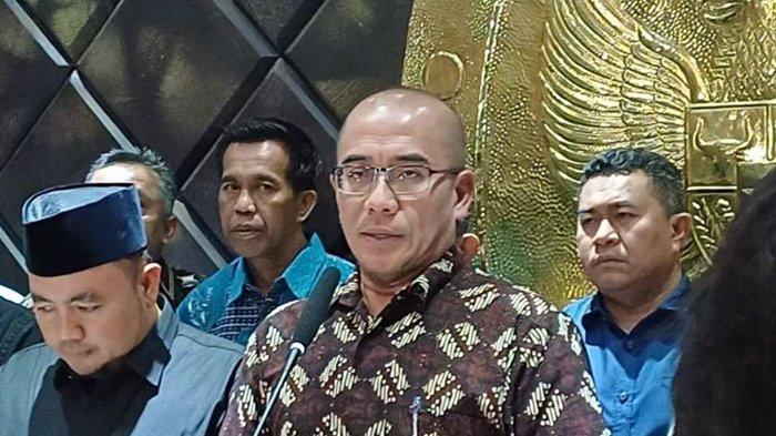 Eks Ketua KPU RI Hasyim Asyari memberikan pernyataan terkait kasus yang menyeretnya dalam konferensi pers.