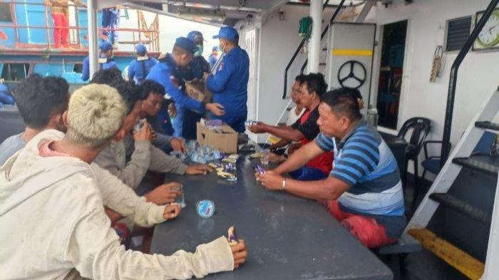 Evakuasi Awak Kapal LCT Bora V oleh personil KP Baladewa dan potensi SAR di atas KP Baladewa. Dokumentasi Personil KP Baladewa.