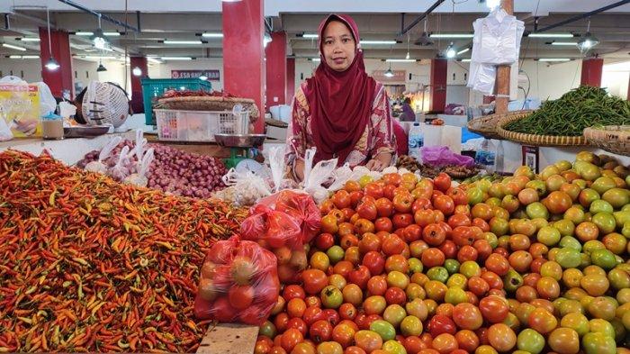 Pedagang bahan pokok di Pasar Bersehati, Manado, Sulawesi Utara, Jumat (7/7/2023).
