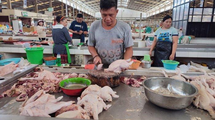 Aco, pedagang daging ayam di Pasar Segar, Manado, Sulawesi Utara, Sabtu (26/8/2023).