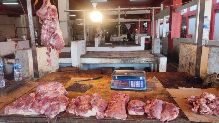 Pedagang daging babi di Pasar Bersehati, Manado, Sulawesi Utara.