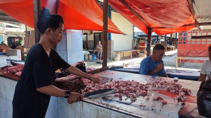 Pedagang daging babi di Pasar Pinasungkulan, Manado, Sulawesi Utara, Senin (31/7/2023).