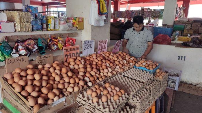 Pedagang telur ayam di Pasar Bersehati, Manado, Sulawesi Utara, Kamis (16/5/2024).