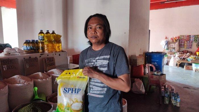 Rizal, salah satu pedagang beras bulog di Pasar Bersehati, Manado, Sulawesi Utara, Rabu (19/7/2023).