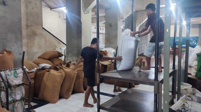 Salah satu toko cengkih di Manado, Sulawesi Utara, Kamis (20/7/2023).