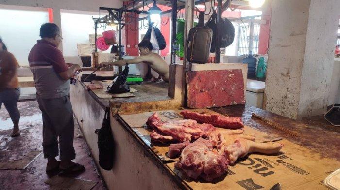 Pedagang daging babi di Pasar Bersehati, Manado, Sulawesi Utara, Sabtu (22/6/2024).