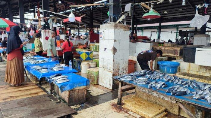 Kios pedagang ikan di Pasar Bersehati, Manado, Sulawesi Utara, Sabtu (6/7/2024).
