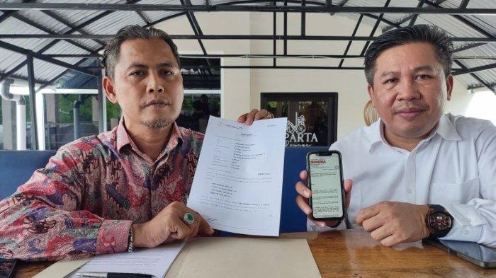Ferdinan Djeki Dumais (kanan) dan kuasa hukumnya, Vebry Tri Haryadi, saat konferensi pers, Rabu (14/8/2024).