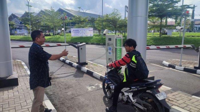 Petugas mengedukasi pengendara terkait penggunaan kartu e-money untuk biaya parkir di Bandara Internasional Sam Ratulangi (Samrat) Manado, Sulawesi Utara, Sabtu (1/6/2024).