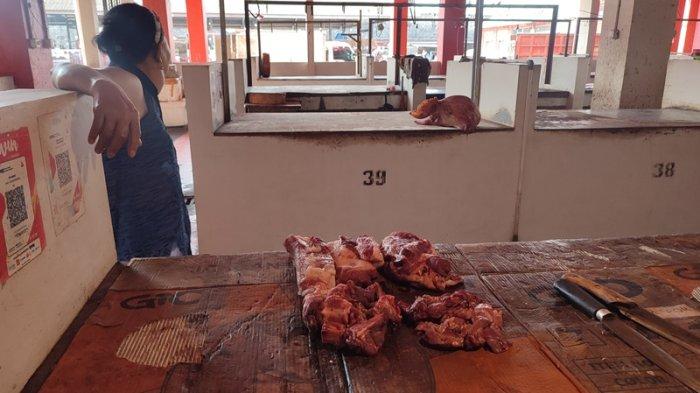 Penjual daging babi di Pasar Bersehati, Manado, Sulawesi Utara, Sabtu (14/10/2023).