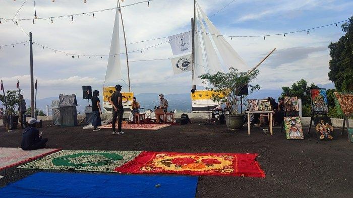 Festival Senandung Semesta yang digelar oleh Plakat Movement di puncak padies kiwuwu Warengbunga, Kecamatan Pineleng, Kabupaten Minahasa, Sulawesi Utara, Kamis (10/8/2023). 