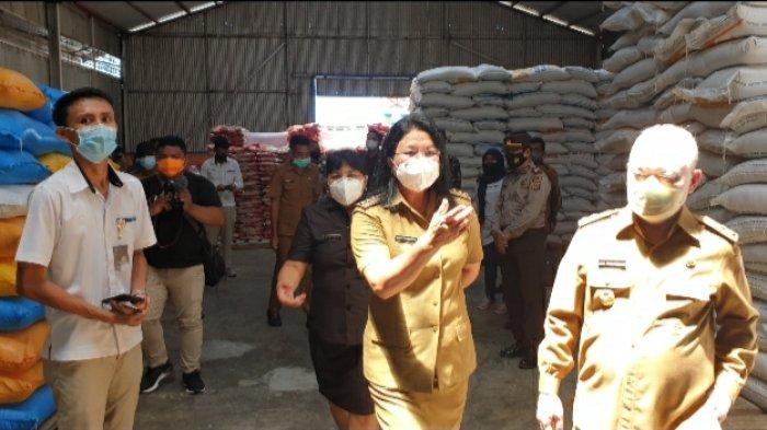Bupati Sitaro, Evangelian Sasingen, dan Wakil Bupati Sitaro, John Palandung, saat mengecek ketersediaan CBP di gudang Bulog beberapa waktu lalu.