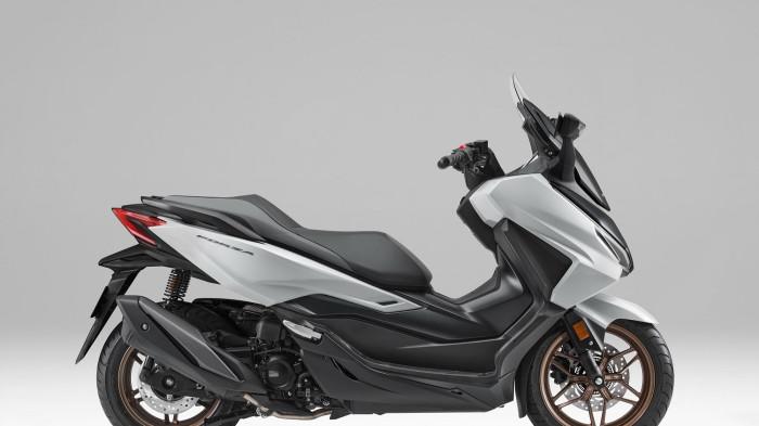 HONDA FORZA - Honda Forza. Kini tampil lebih elegan dengan warna baru dan panel meter TFT.