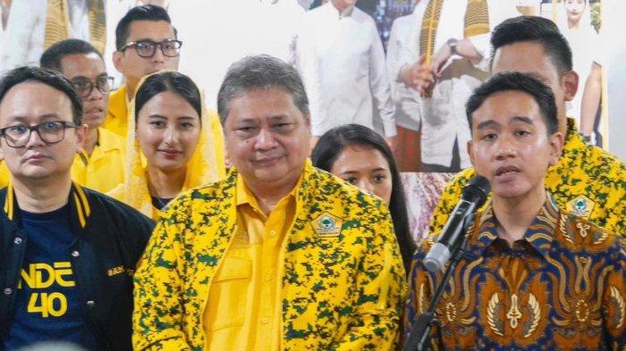 Ketua AMPI, Jerry Sambuaga, mendampingi Ketua Umum Partai Golkar, Airlangga Hartarto dalam Rapimnas II Partai Golkar yang mengusung Gibran Rakabuming Raka sebagai cawapres bagi Prabowo Subianto di Jakarta, Jumat (20/10/2023).