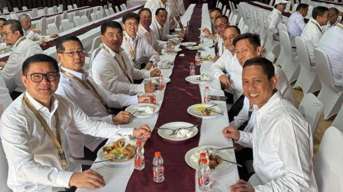 RETRET KEPALA DAERAH - Para kepala daerah di Sulut foto bersama dalam retret kepala daerah di Akademi Militer, Magelang, Jawa Tengah, Senin (24/2/2025). Wali Kota Manado Andrei Angouw dalam kondisi terbaiknya mengikuti retret ini.