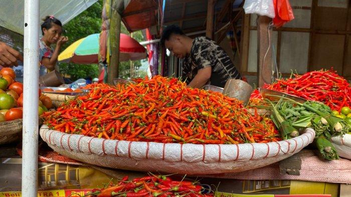 Cabai rawit yang dijual di Pasar Karombasan, Kota Manado, Sulawesi Utara, Senin (6/1/2025).