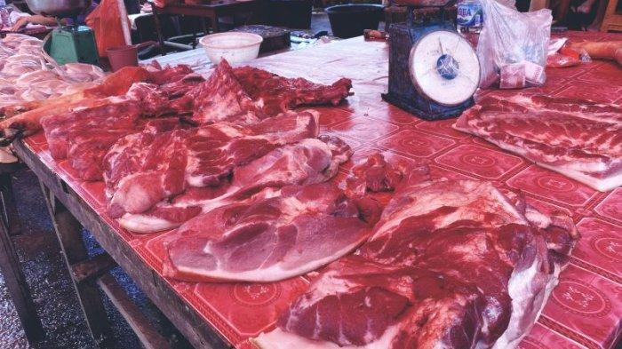Daging babi di Pasar Karombasan, Manado, Sulawesi Utara, Senin (6/1/2025).