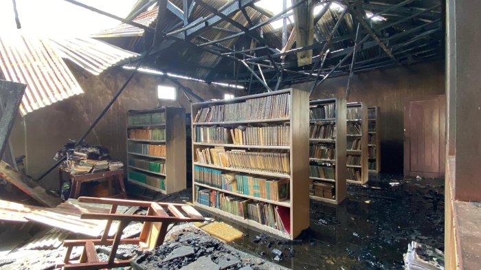 KEBAKARAN PONDOK PESANTREN - Kondisi perpustakaan Pesantren Al-Muhajirin Manado, Sulawesi Utara, setelah terbakar, Kamis (13/2/2025). Api diduga berasal dari korsleting listrik.
