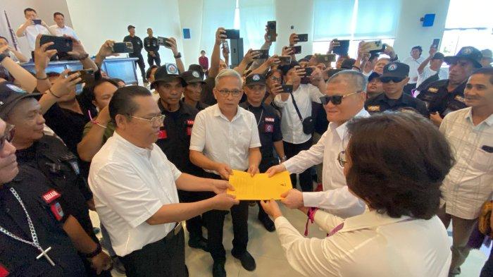 AKSI DAMAI GMIM - Plt Ketua BPMS GMIM Pdt Janny Rende (tengah) menerima petisi yang di sampaikan oleh Gerakan Reformasi GMIM yang berlangsung di Kantor Sinode GMIM, Kota Tomohon, Sulawesi Utara, Rabu (11/6/2025). Ia berjanji tuntutan bakal dibawa ke rapat BPMS GMIM.