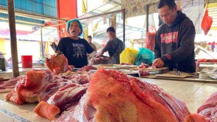 DAGING BABI - Daging babi yang dijual di Pasar Beriman Kota Tomohon, Sulawesi Utara, Selasa (3/6/2025). Harga daging babi masih cukup stabil.