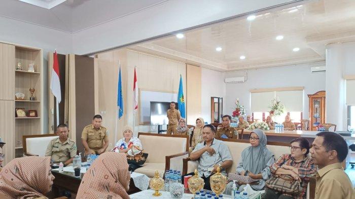 Pj Bupati Bolaang Mongondow, Jusnan Mokoginta, bersama beberapa instansi terkait sedang membahas pendampingan keluarga dua bocah viral di Desa Domisil, Kecamatan Sang Tombolang, Kabupaten Bolmong, Sulawesi Utara.