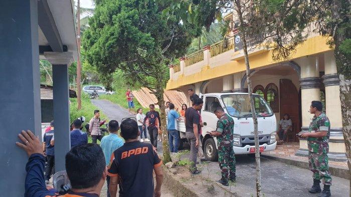 Warga di empat dusun di Kepulauan Sitaro, Sulawesi Utara, diungsikan karena aktivitas Gunung Api Karangetang yang meningkat.
