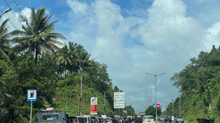 Antrean satu di antara SPBU Ring Road, Manado, Sulawesi Utara, Sabtu (14/12/2024).
