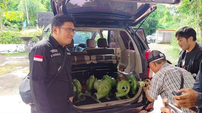 KORUPSI INSINERATOR - Kasipidsus Kejari Manado Evans E Sinulingga saat menyita sejumlah barang pada awal 2024. Satu tersangka dalam kasus ini pernah menjadi caleg.