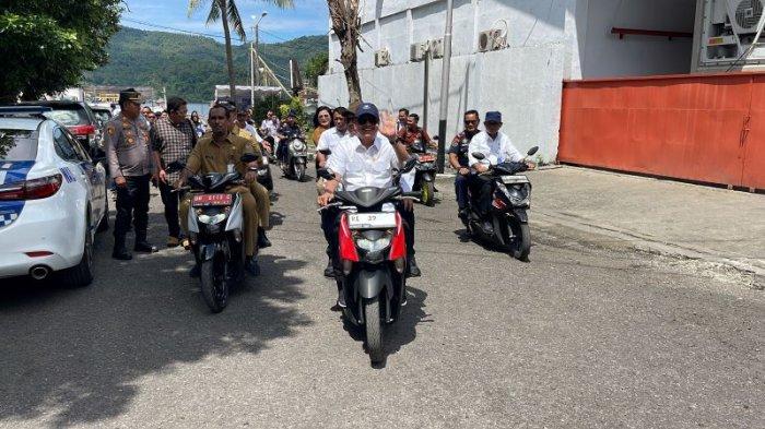 Menteri Kelautan dan Perikanan RI, Sakti Wahyu Trenggono, mengendarai motor saat meninjau Pelabuhan Perikanan Samudera (PPS) Bitung, Sulawesi Utara, Selasa (4/6/2024).