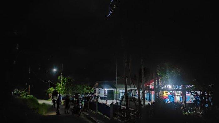 Listrik masih mati padam Pulau Tagulandang pasca erupsi hebat Gunung Ruang, Kepulauan Sitaro, Sulawesi Utara, Sabtu (20/4/2024).
