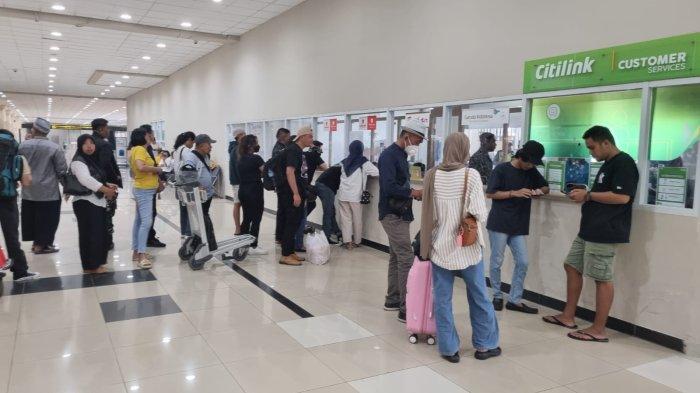 Penumpang antre di ruang customer service Bandara Sam Ratulangi Manado, Sulawesi Utara, Jumat (19/4/2024).