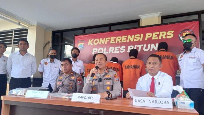 KONFERENSI PERS - Kapolres Bitung AKBP Albert Zai, Kasat Narkoba Polres Bitung Iptu Trivo Datukramat, dan Kasi Humas Polres Bitung Iptu Natip Anggai saat konferensi pers kasus peredaran narkoba di Mapolres Bitung, Sulawesi Utara, Senin (17/3/2025). Keempat tersangka dan barang bukti dihadirkan dalam konferensi pers tersebut.