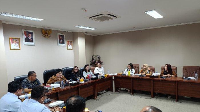 RDP DPRD SULUT - Rapat Dengar Pendapat DPRD Sulawesi Utara dengan manajemen RSUP Prof RD Kandou, Senin (16/6/2025). Rapat ini dipimpin Wakil Ketua, Stella Runtuwene didampingi Ketua dan Sekretaris Komisi IV, Vonny Paat dan Cindy Wurangian.