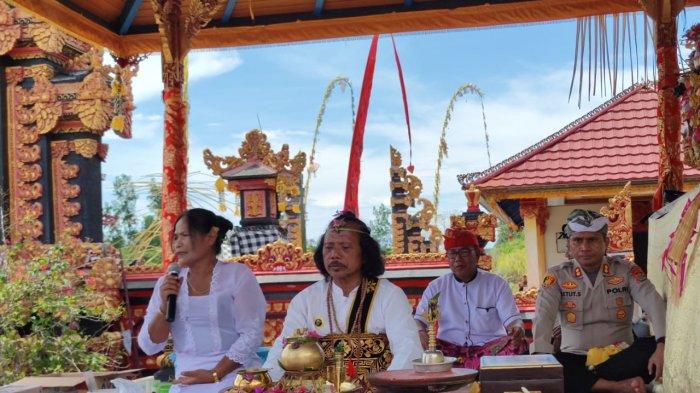 Pelaksanaan ibadah purnama kelima oleh umat Hindu di Pure Amerte Segare, Bolsel, Sulawesi Utara, Selasa (8/11/2022).