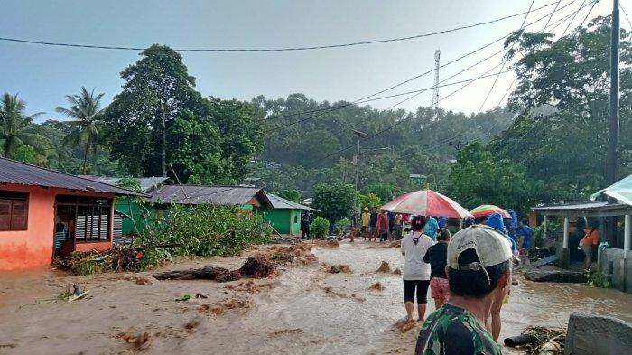 Banjir di Kelurahan Mawali, Kecamatan Lembeh Utara, Pulau Lembeh, Bitung, Sulawesi Utara, akibat hujan berkepanjangan.