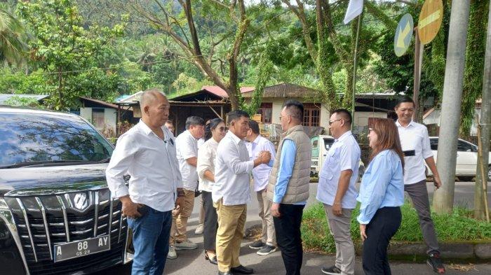 Bakal Calon Gubernur Sulawesi Utara, Yulius Komaling, tiba di Kantor DPC Gerindra Minut, Rabu (24/7/2024).