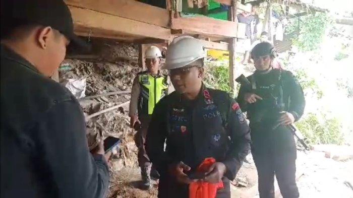 Hasil tangkapan layar Brimob Polda Sulawesi Utara tengah berbincang dengan penambang di Desa Tatelu, Minut. Diduga oknum Brimob Polda Sulut menonjok seorang penambang.