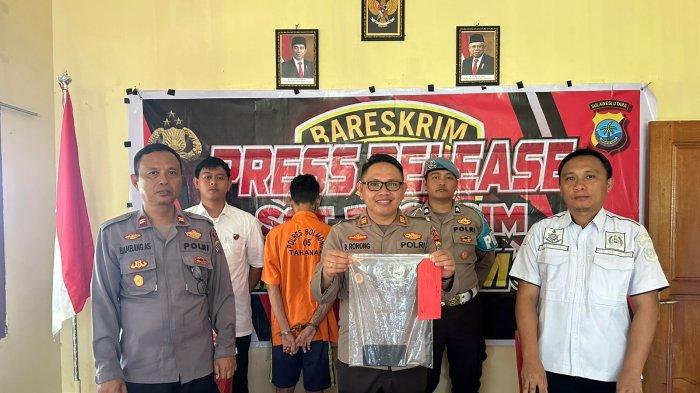 Tersangka pencurian di Pasar Lolak, Rifkal Hanafi, dan barang bukti dijadirkan dalam konferensi pers Polsek Lolak, Bolmong, Sulawesi Utara, Rabu (29/5/2024).