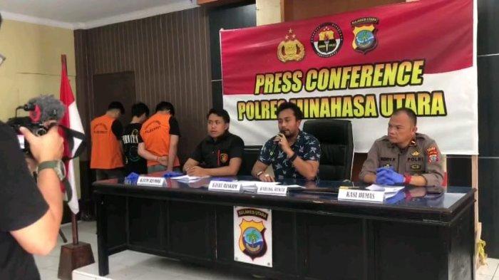 Foto ketiga tersangka doger anjing bersama Anggota Polres Minut