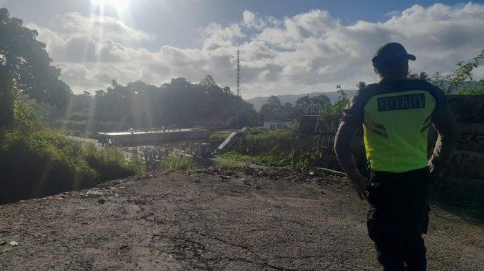 Foto kondisi Kilometer 37  Jalan Tol Manado - Bitung yang tertutup longsor, Selasa (9/4/2024)